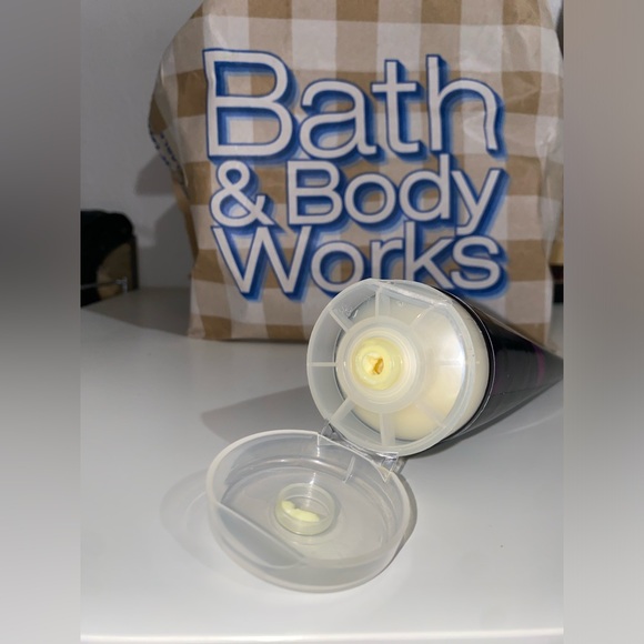 Bath and Body Works Dark Kiss Body Cream Lotion (2 - 8oz’s) 24 Hour Moisturizer - Picture 11 of 12